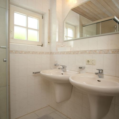 Separates Badezimmer mit Dusche